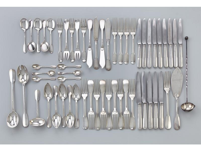 PARTIE DE MENAGERE en argent, modèle à baguette...