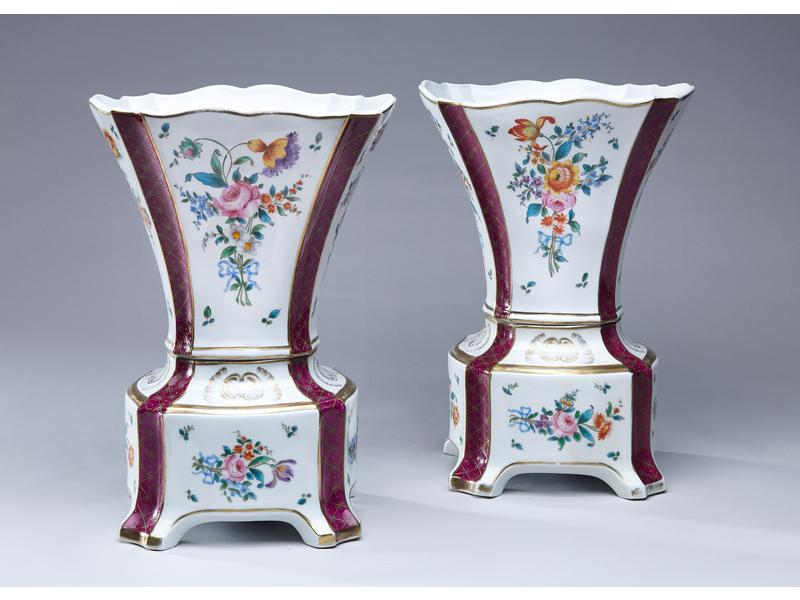 PAIRE DE GRANDS VASES de forme tulipe en...