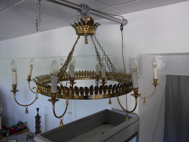 GRAND LUSTRE circulaire en laiton doré, à...