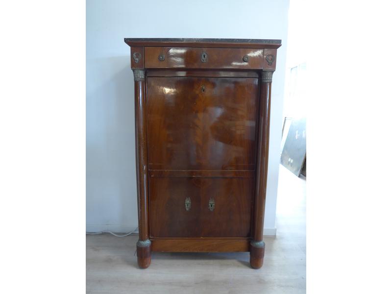 SECRETAIRE en placage d'acajou flammé ouvrant...