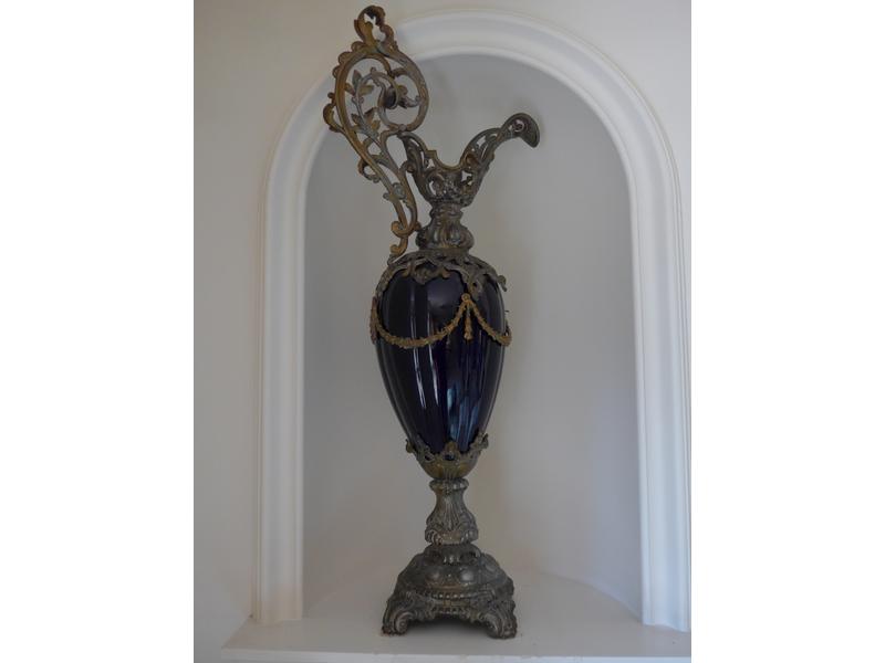 PAIRE D'AIGUIERES en verre bleu montées en...