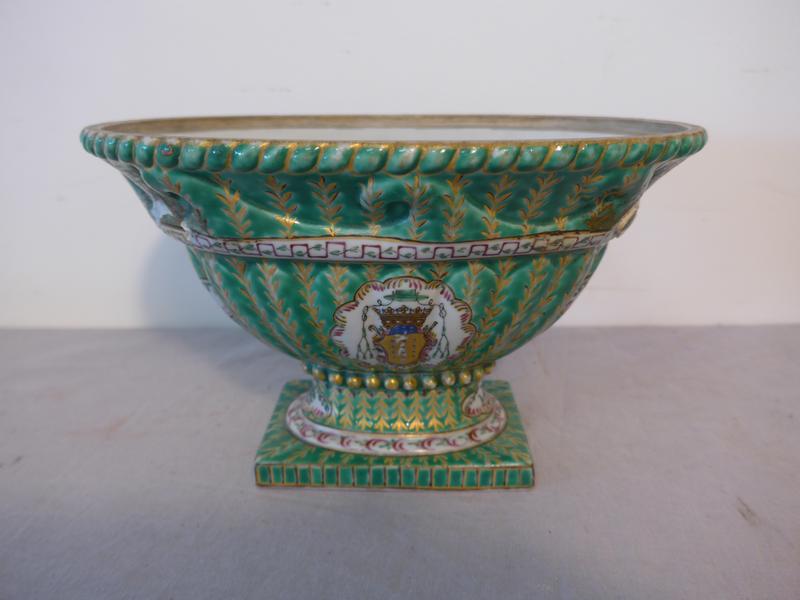 COUPE ovale sur piédouche en porcelaine émaillée...