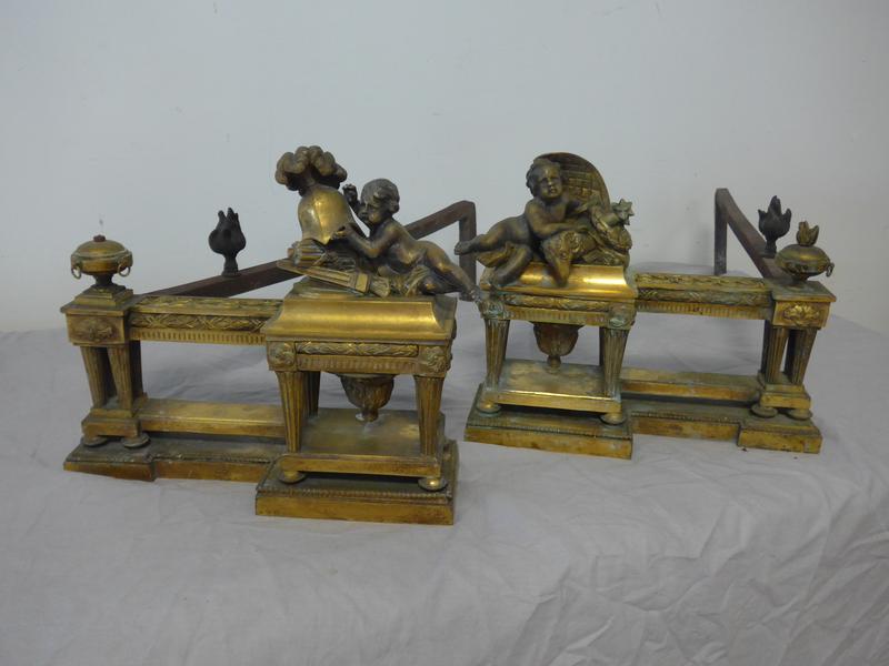 PAIRE DE CHENETS en bronze à deux patines...