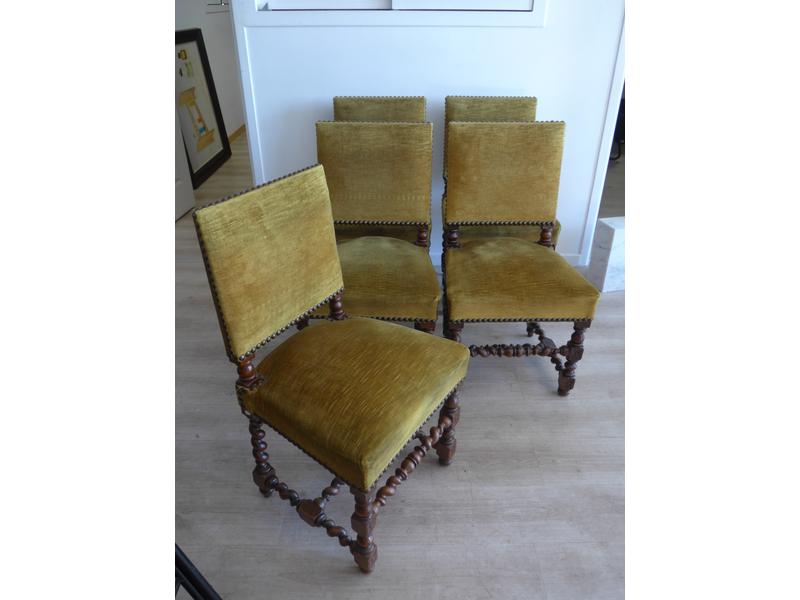 SUITE DE DIX CHAISES en chêne tourné, piètement...