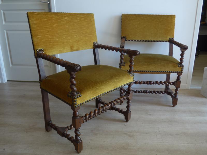 PAIRE DE CHAISES A BRAS, en chêne tourné,...