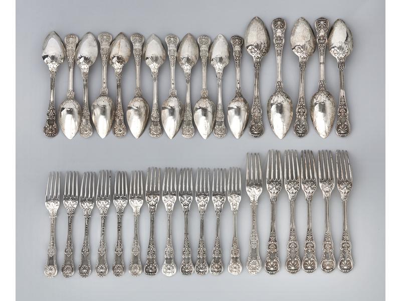 MENAGERE en argent, modèle fileté à coquille...