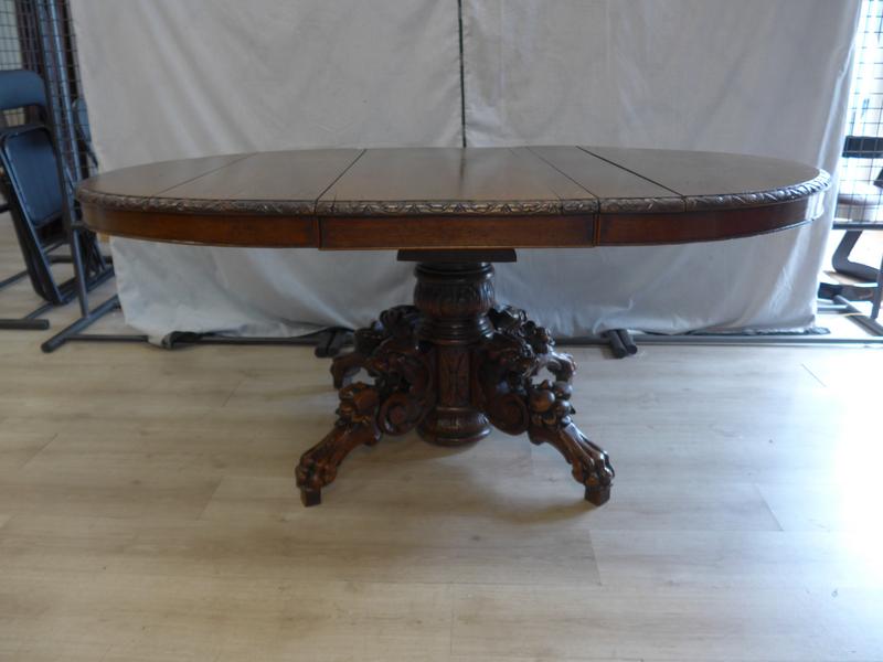 TABLE DE SALLE A MANGER ovale, en chêne sculpté,...