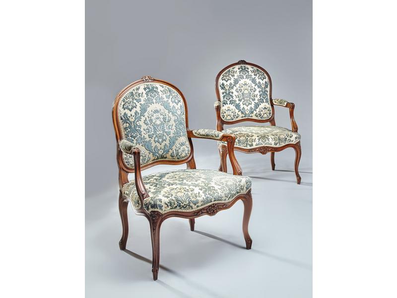 PAIRE DE FAUTEUILS à dossier plat violonné...