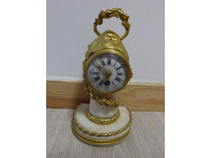 PETITE PENDULE borne en marbre blanc à cadran...