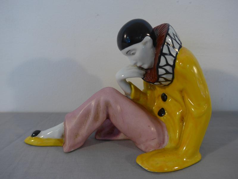 PIERROT assis en porcelaine émaillée pol...