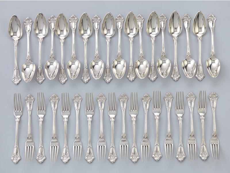 MENAGERE DE COUVERTS en argent, modèle rocaille,...