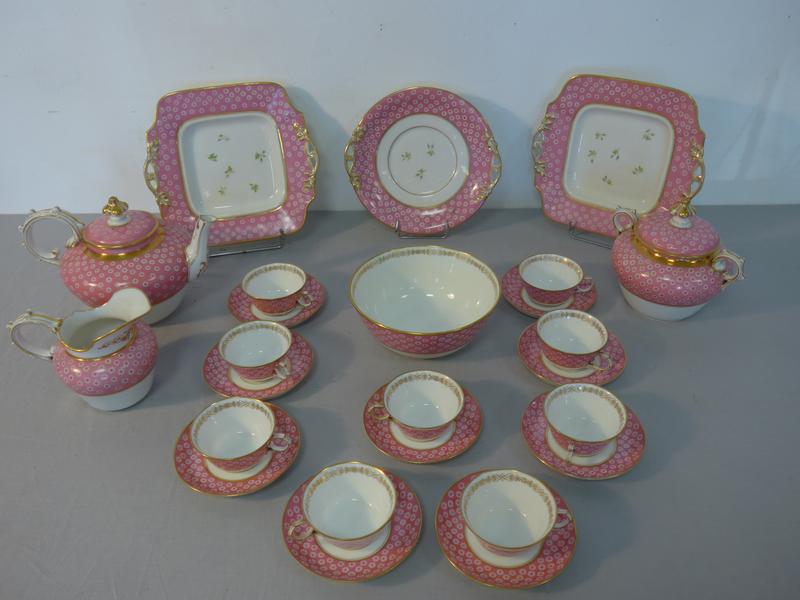 SERVICE A THE en porcelaine à décor émaillé...