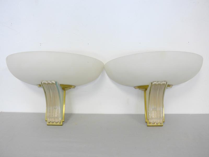 PAIRE D'APPLIQUES à vasque oblongue en verre...