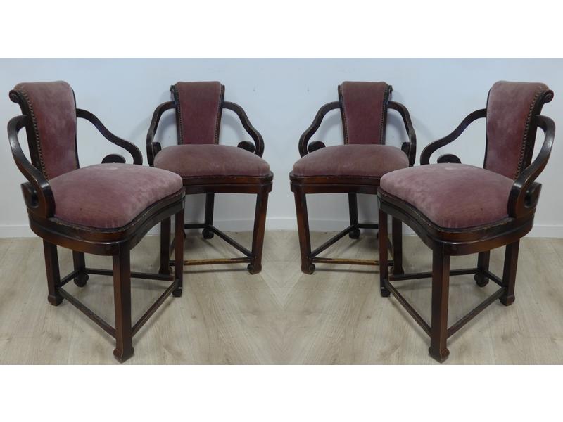 QUATRE FAUTEUILS à dossier bas en enroulements...