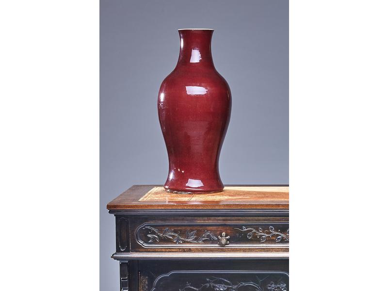 VASE de forme balustre en porcelaine émaillée...