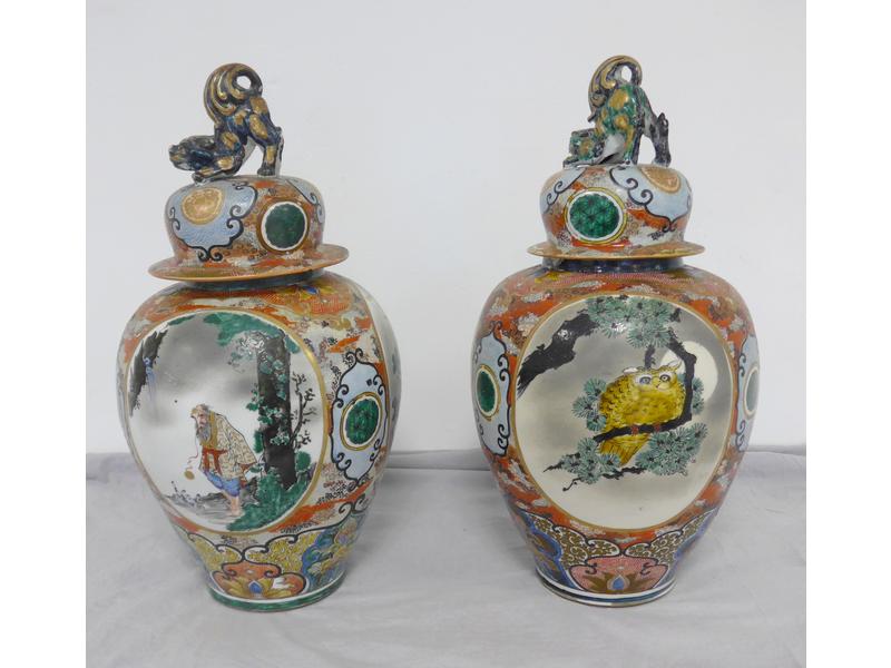 PAIRE D'IMPORTANTS VASES couverts de forme...