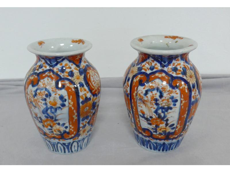PAIRE DE VASES de forme balustre en porcelaine...