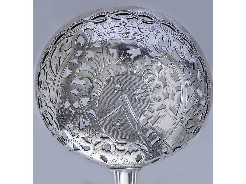 CUILLERE A SAUPOUDRER en argent, modèle à...