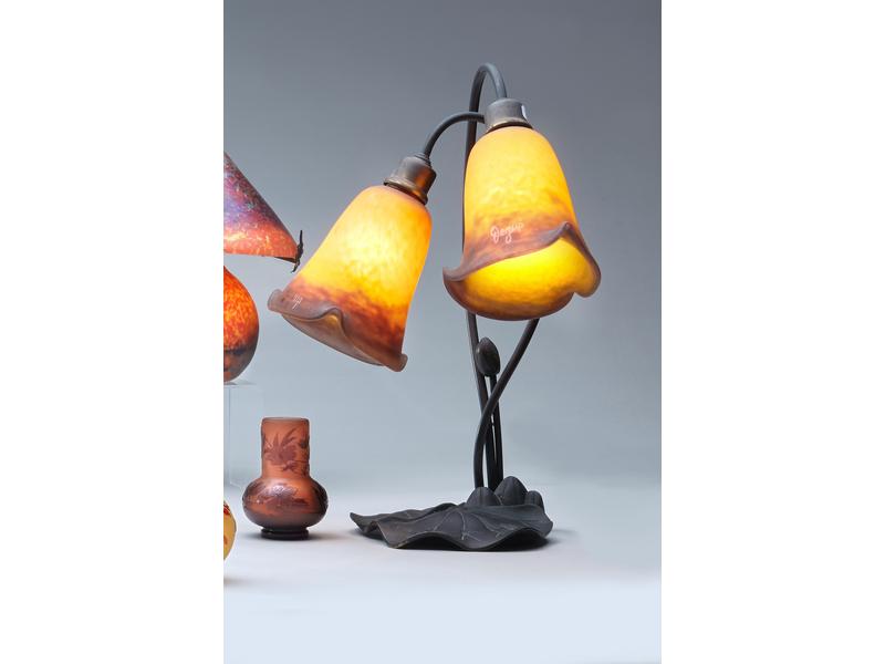 LAMPE DE CHEVET à deux tulipes en verre marmoréen...
