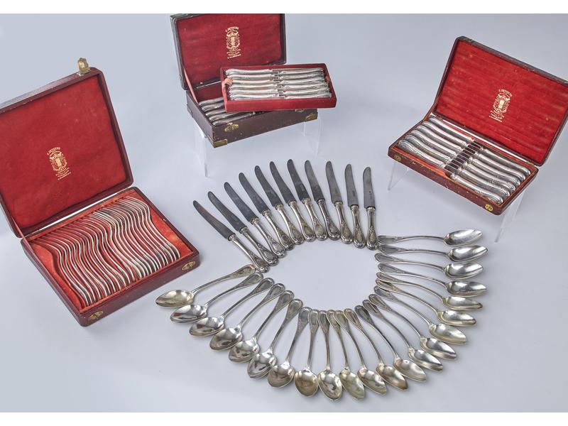 MENAGERE en argent, modèle à filets de rinceaux...