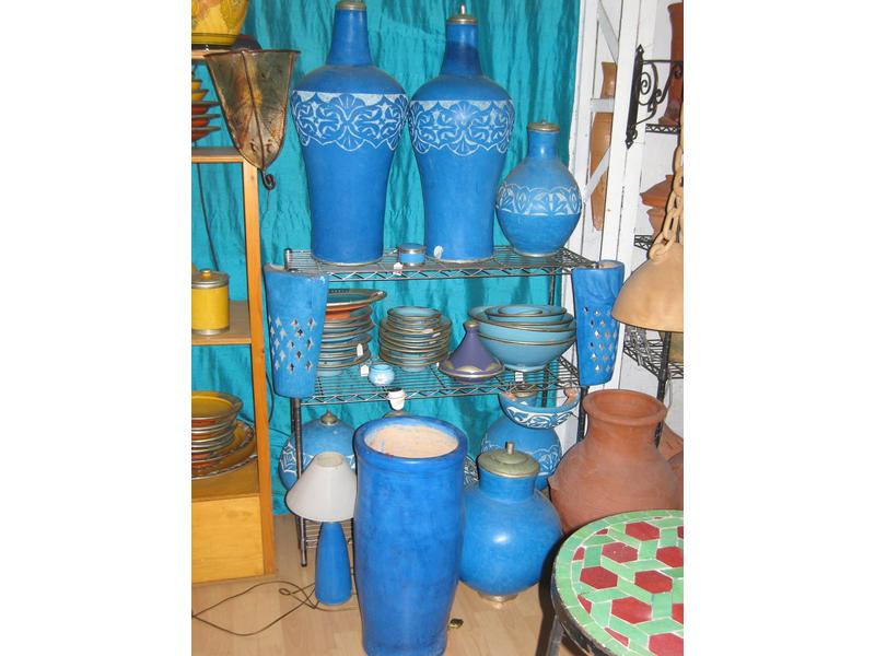 Stand BLEU CLAIR : ensemble de plats, coupes,...