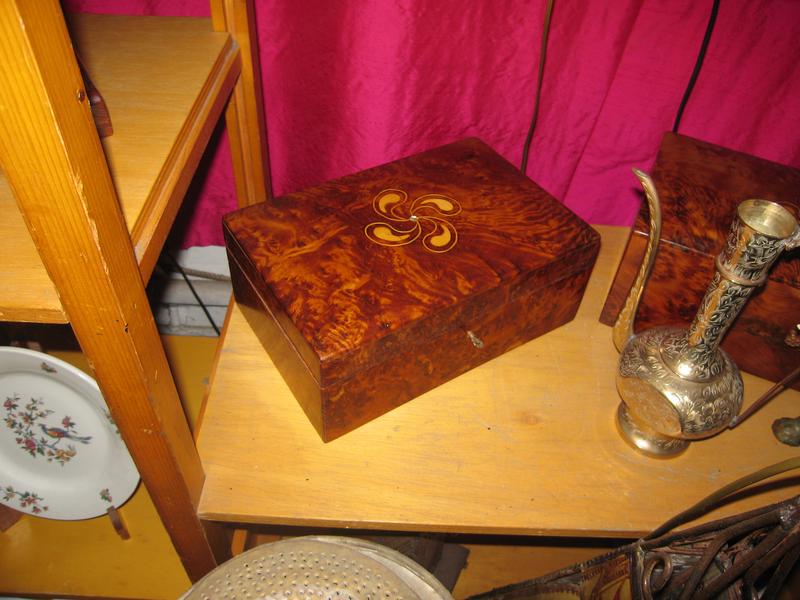 Cinq boîtes en loupe de thuya à décor de...