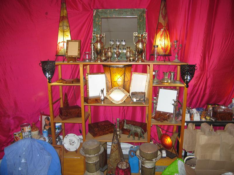 Stand LAITON : étagère en bois avec vases,...
