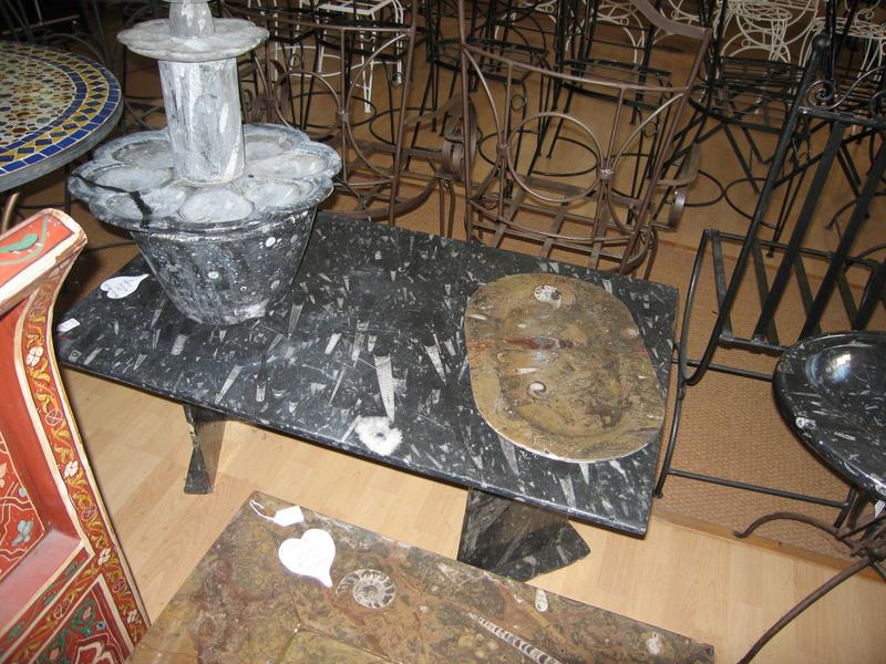 Petite fontaine décorative en pierre de fossiles...
