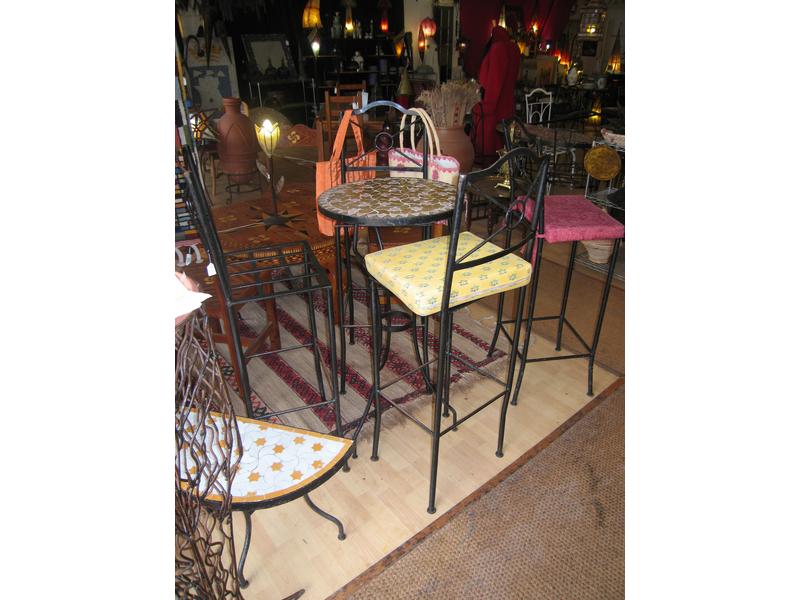 Sept chaises de bar et deux fauteuils en...