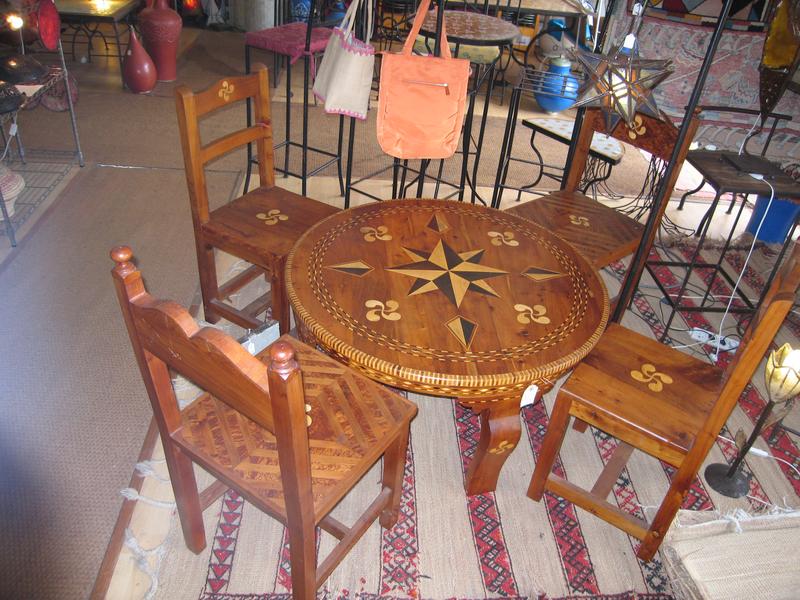 Table basse ronde en bois de thuya et olivier...
