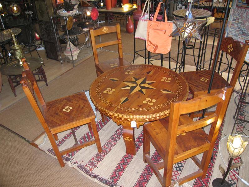 Paire de chaises en bois naturel à décor...