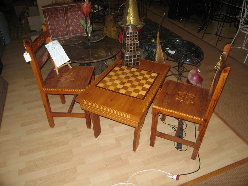 Table basse en bois naturel à décor de damier...