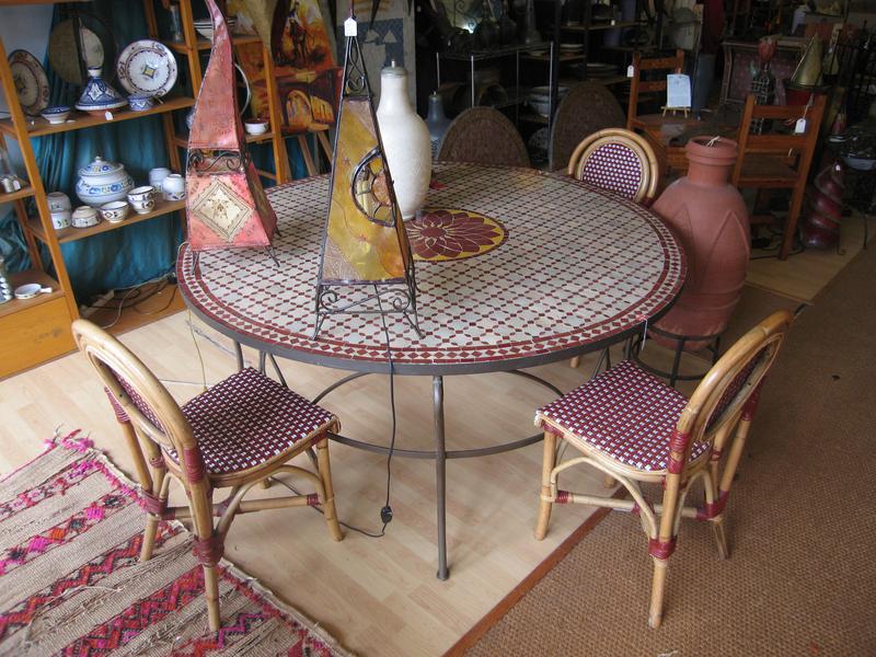 Grande table ronde de jardin en fer forgé,...