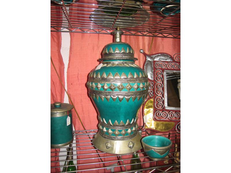 Deux pots à pharmacie en céramique verte,...
