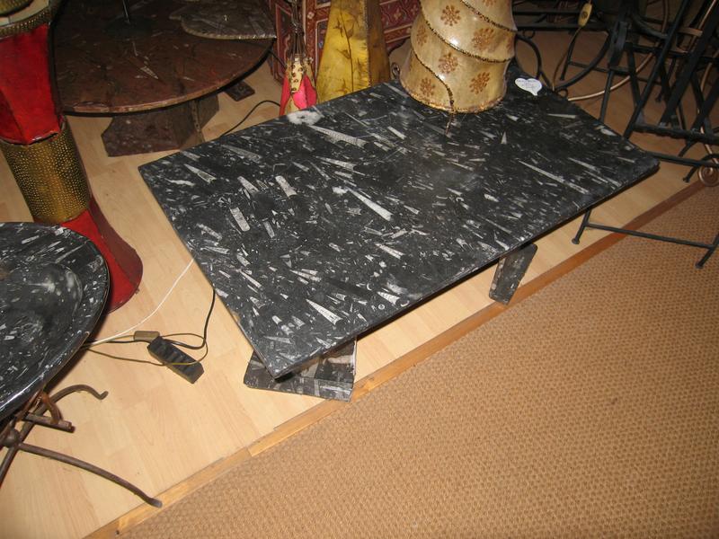 Table basse ovale en pierre de fossiles