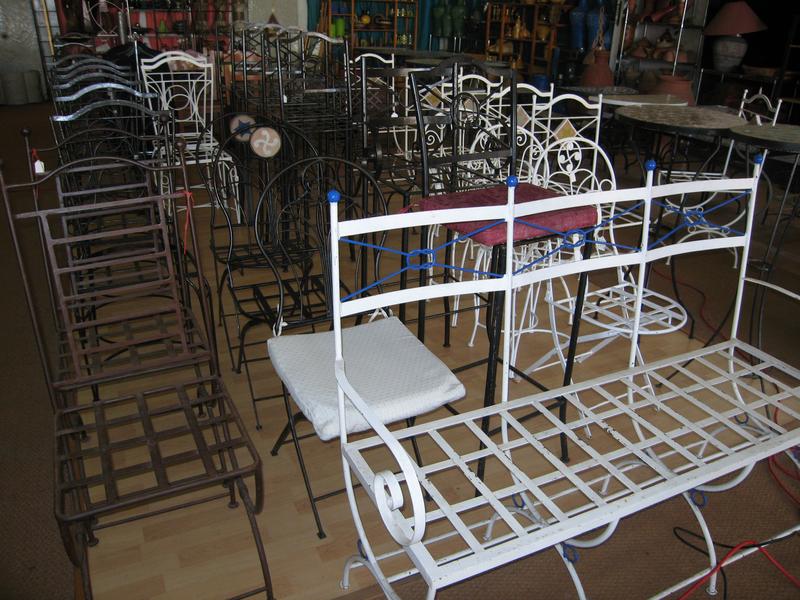 Quatre chaises et deux fauteuils en fer forgé,...