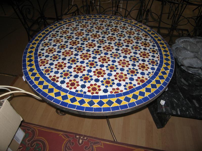 Table guéridon en fer forgé, à plateau en...