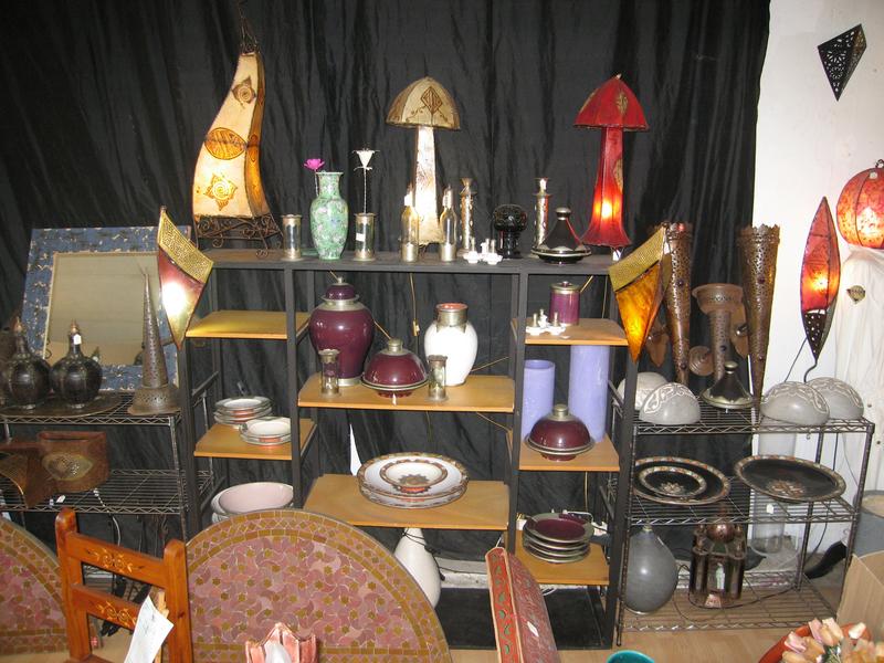Stand PRUNE : étagère en bois et son contenu,...