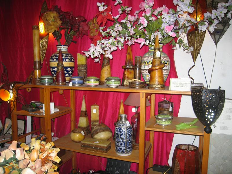Stand de bougies décoratives parfumées avec...