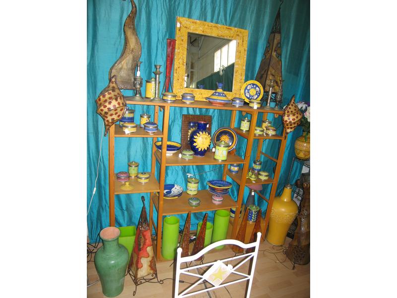 Stand BLEU et JAUNE : étagère en bois contenant...