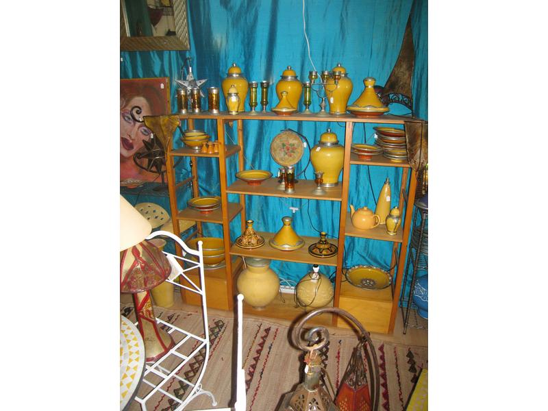 Stand JAUNE : étagère en bois et son contenu,...