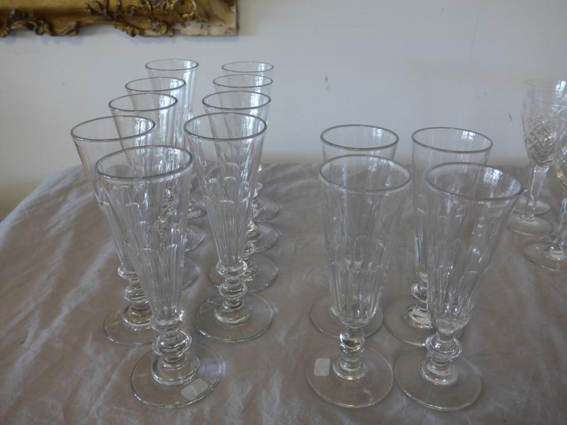 9 FLUTES A CHAMPAGNE en cristal taillé modèle...