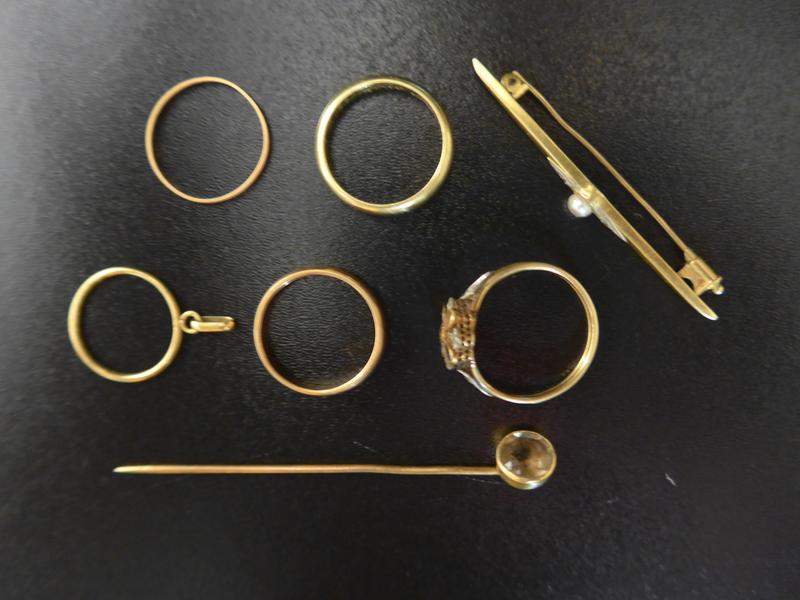 LOT D'OR (750) comprenant: 3 alliances, une...