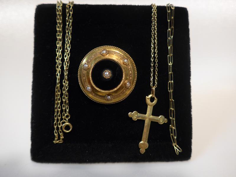 LOT en or jaune (750) comprenant une broche...