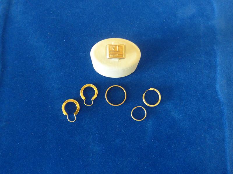 LOT D'OR, débris de boucles d'oreille, une...