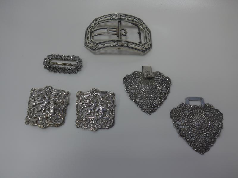 PAIRE DE BROCHES en argent à décor ajouré...