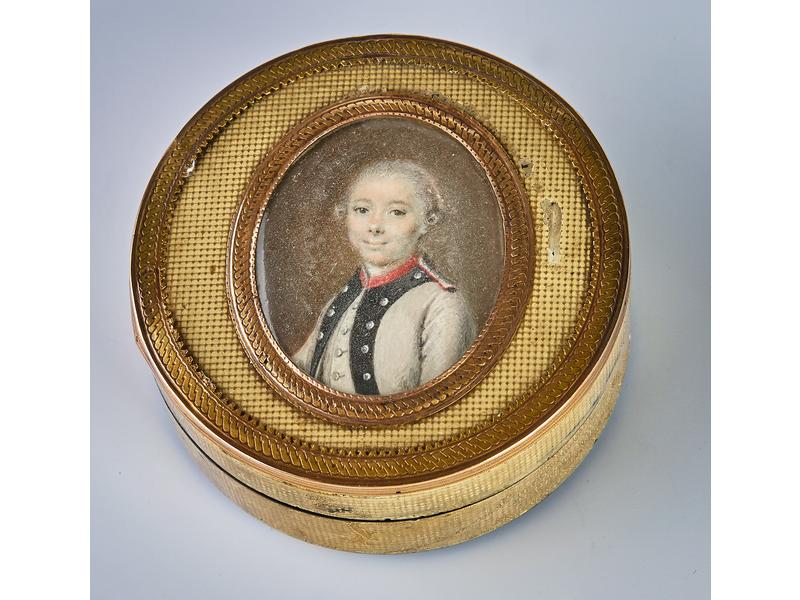 PETITE BOÎTE ronde en écaille laquée blanc...