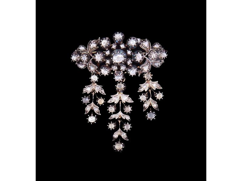 BROCHE en or jaune (750) et argent, de forme...