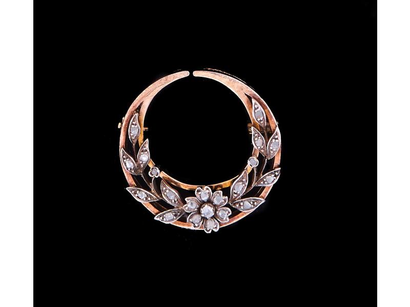BROCHE en or jaune (750) et argent, en forme...