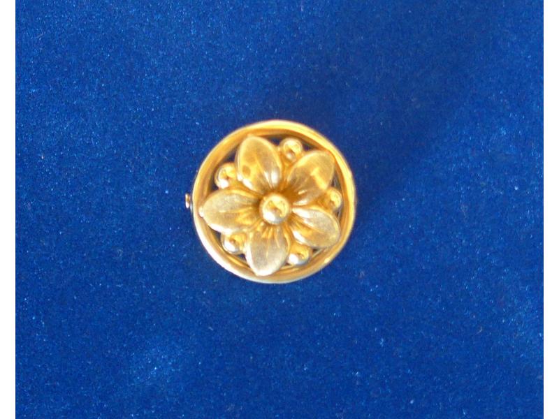 BROCHE ronde en or jaune (750) à décor d'un...